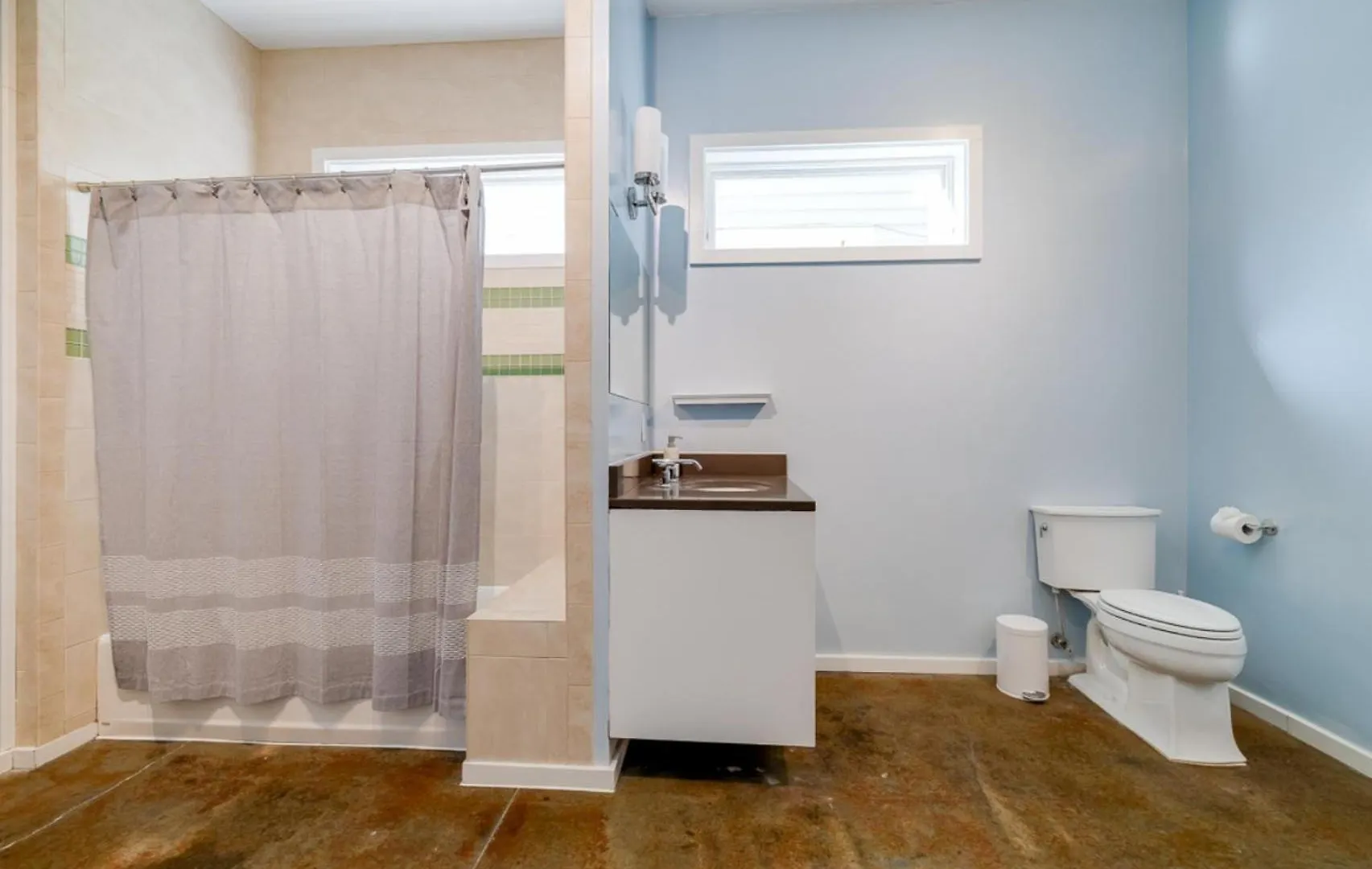Holiday home ☆Historic Living•2 Separate Spaces•Downtown•Walk To Forsyth Park•Private Patio/Porch☆ Savannah