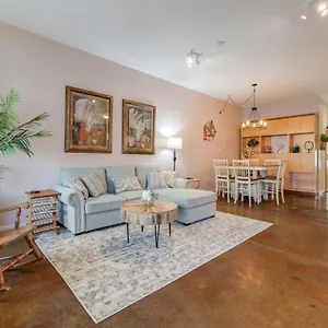 Southern Charmer-historic District Downtown-front Porch-walk Score 90!!-private Parking-1 Minute To Forsyth Park Holiday home